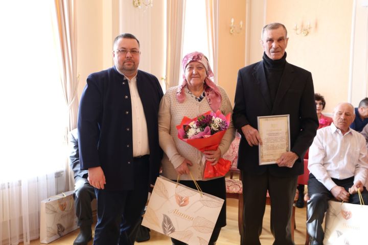 Жители села Мокрые Курнали Харис Шарипович и Ркия Саитгараевна Зарыповы отметили одну из главных дат супружества — 50-лет совместной жизни.
