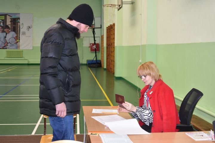 Капитан сборной Алексеевского района по хоккею отдал свой голос на выборах