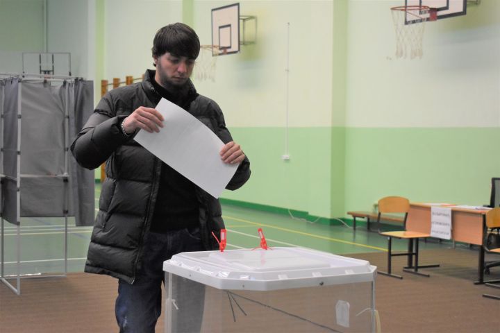 Капитан сборной Алексеевского района по хоккею отдал свой голос на выборах