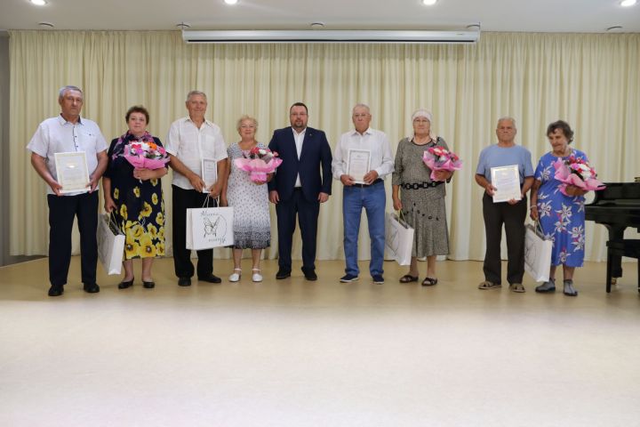 В День семьи, любви и верности в Алексеевском чествовали юбилейные семейные пары