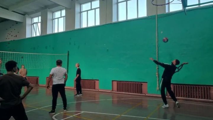 Волейбол объединил поколения в Мокрокурналинской школе