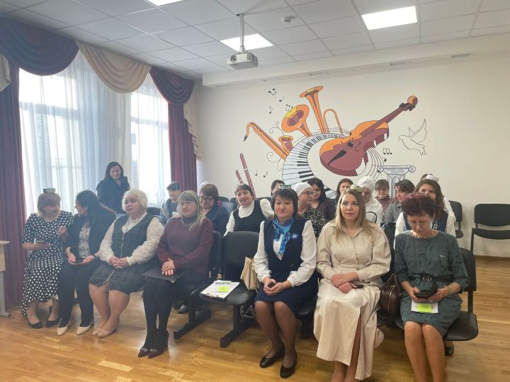 Туган телне заманча укыту: Зур Тигәнәледә укытучылар фикер алышты