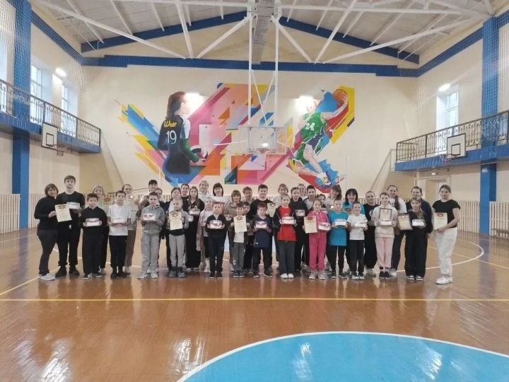 Праздник спорта и улыбок: мамы и дети бросили вызов эстафетам