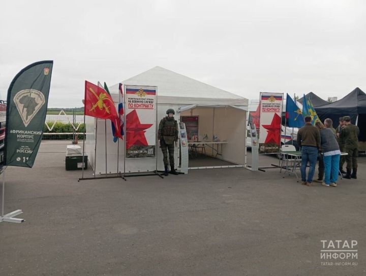 В Казани открылся мобильный пункт отбора на службу по контракту»