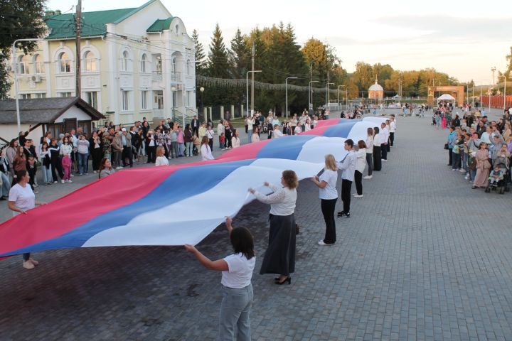 В Алексеевском отметили День государственного флага и чествовали таланты