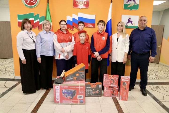 В Алексеевской школе № 1 на средства благотворительной ярмарки закупили помощь бойцам СВО