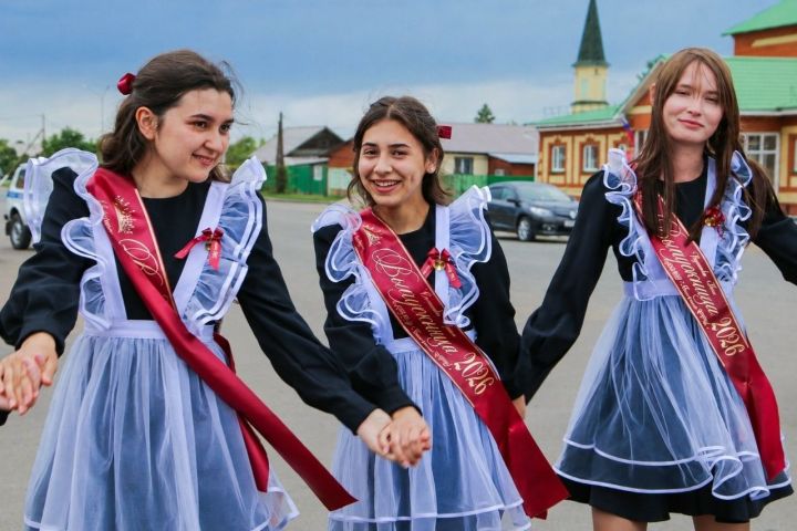 Халык уеннары һәм җырлары белән узган чыгарылыш кичәсе