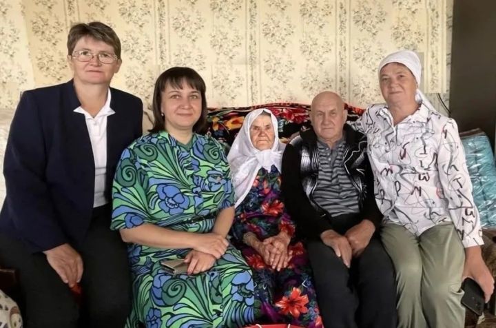 В Алексеевском районе поздравили 95-летнюю долгожительницу