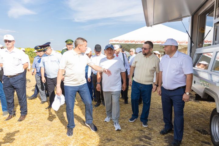 Рустам Минниханов оценил ход уборочной кампании в Алексеевском районе