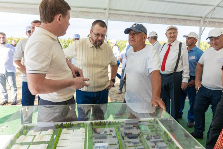 Рустам Минниханов оценил ход уборочной кампании в Алексеевском районе
