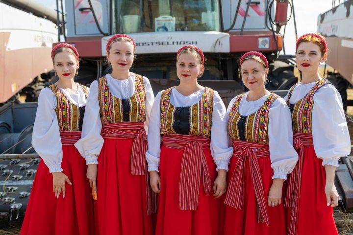 Рустам Минниханов оценил ход уборочной кампании в Алексеевском районе