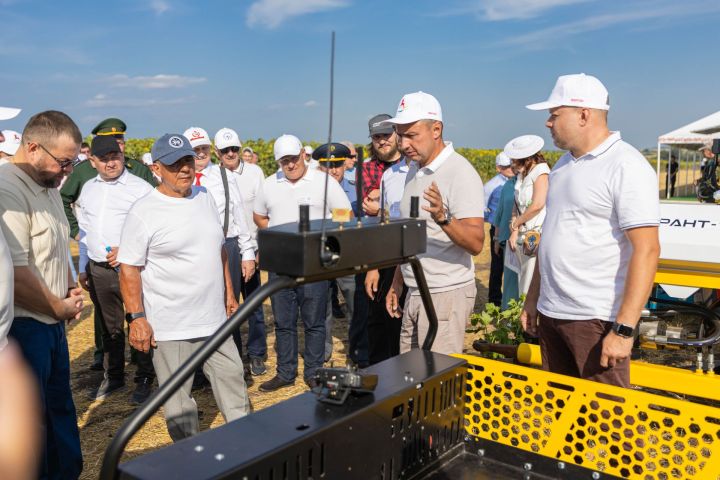 Рустам Минниханов оценил ход уборочной кампании в Алексеевском районе