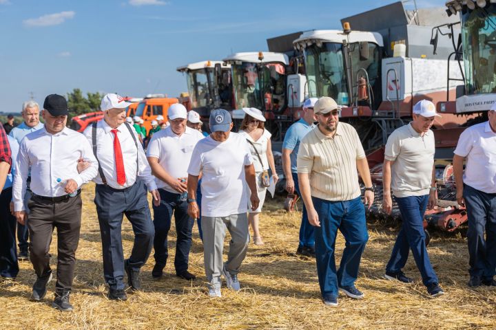 Рустам Минниханов оценил ход уборочной кампании в Алексеевском районе