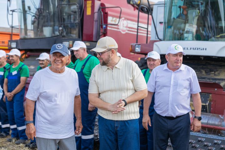 Рустам Минниханов оценил ход уборочной кампании в Алексеевском районе