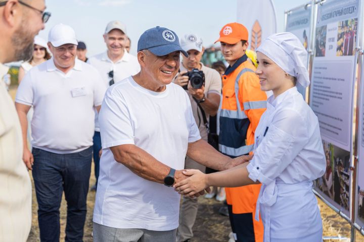 Рустам Минниханов оценил ход уборочной кампании в Алексеевском районе