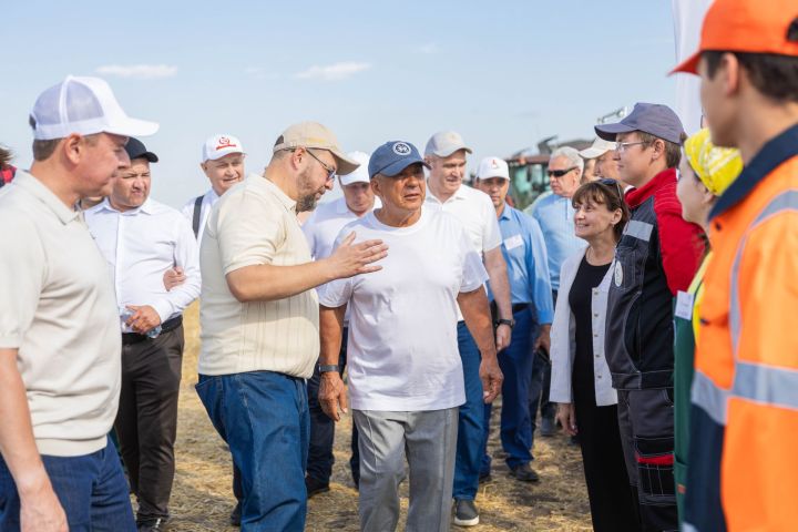 Рустам Минниханов оценил ход уборочной кампании в Алексеевском районе