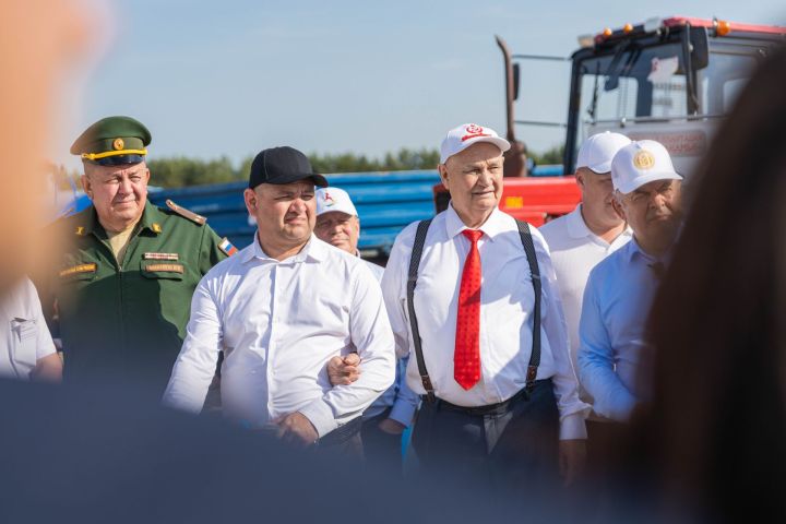 Рустам Минниханов оценил ход уборочной кампании в Алексеевском районе