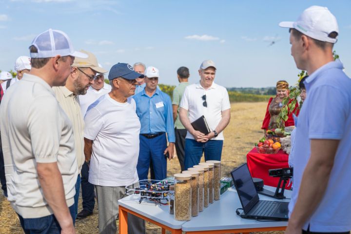 Рустам Минниханов оценил ход уборочной кампании в Алексеевском районе