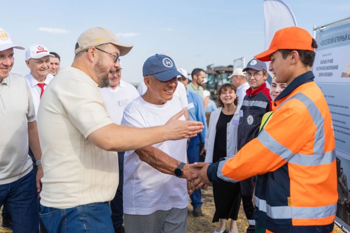 Рустам Минниханов оценил ход уборочной кампании в Алексеевском районе