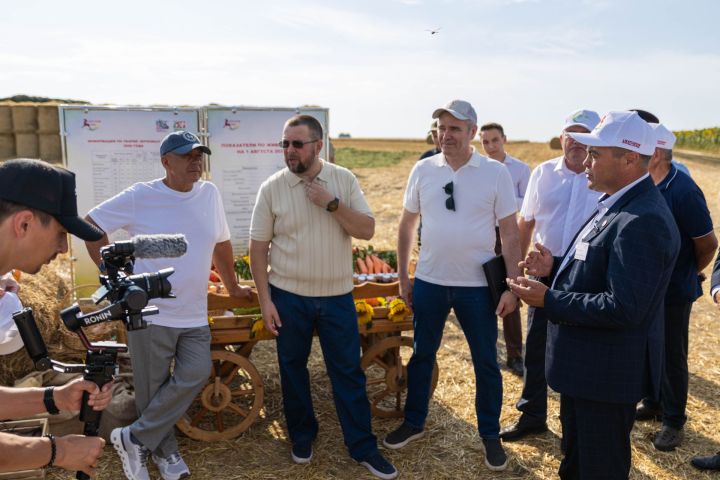 Рустам Минниханов оценил ход уборочной кампании в Алексеевском районе