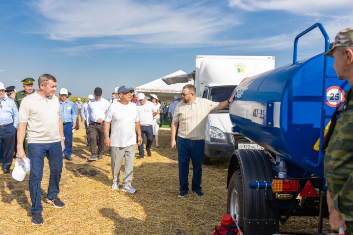 Рустам Минниханов оценил ход уборочной кампании в Алексеевском районе