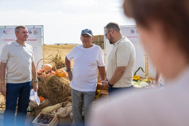 Рустам Минниханов оценил ход уборочной кампании в Алексеевском районе
