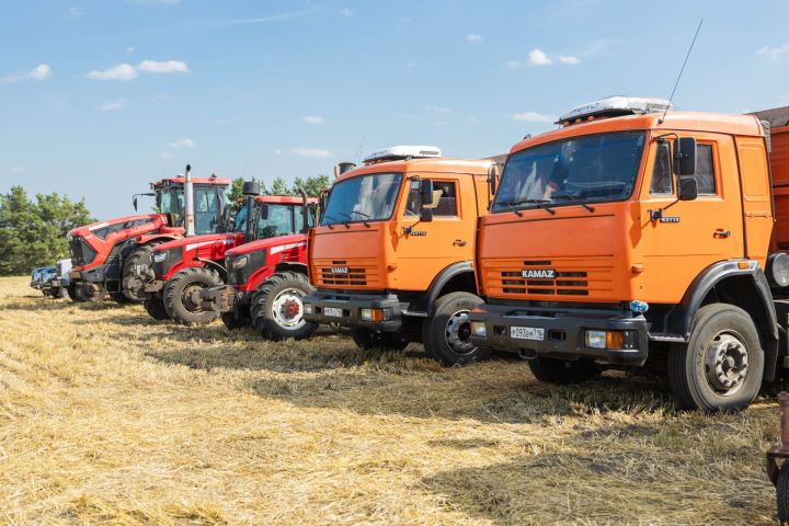 Рустам Минниханов оценил ход уборочной кампании в Алексеевском районе