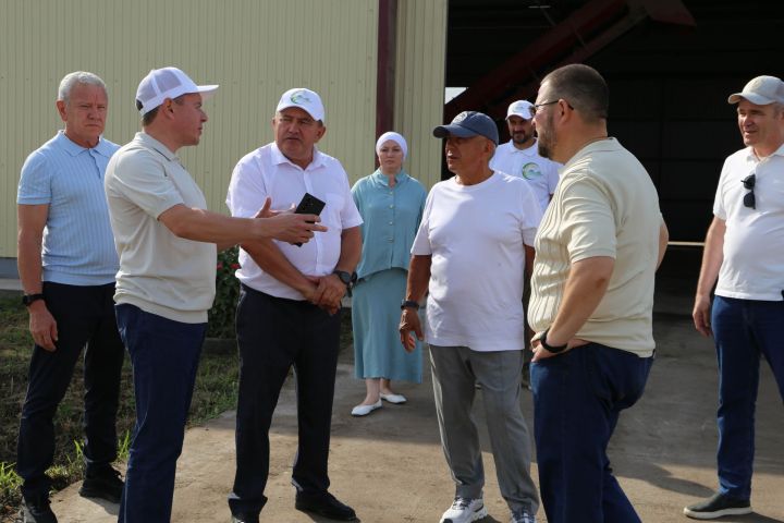 Рустам Минниханов оценил ход уборочной кампании в Алексеевском районе